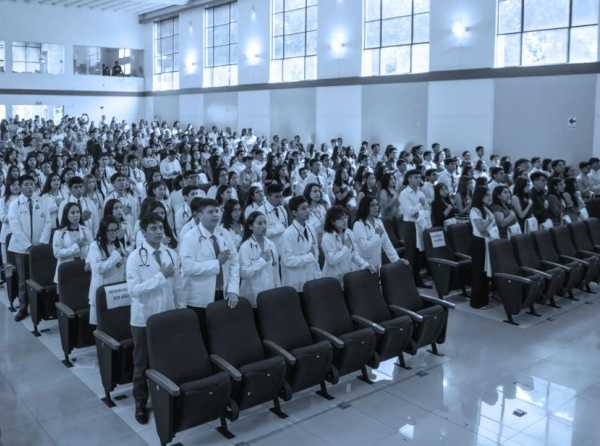 Controversia entre el Colegio Médico y las universidades